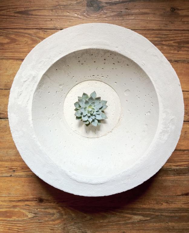 DIY Projects Made With Concrete - DIY Concrete Bowl - Quick and Easy DIY Concrete Crafts - Cheap and creative countertops and ideas for floors, patio and porch decor, tables, plant