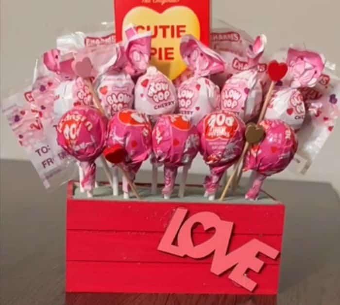 How to Make a Candy Arrangement for Valentine's Day