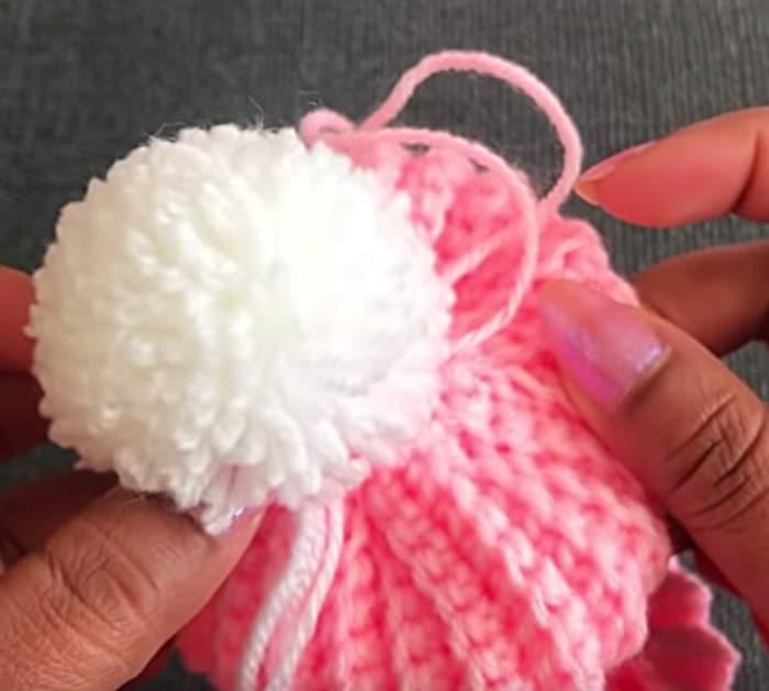 Learn to crochet a beautiful easy baby hat with a pom pom