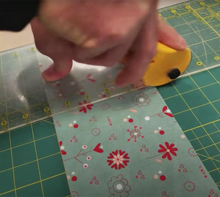 steps to make a valentines table runner