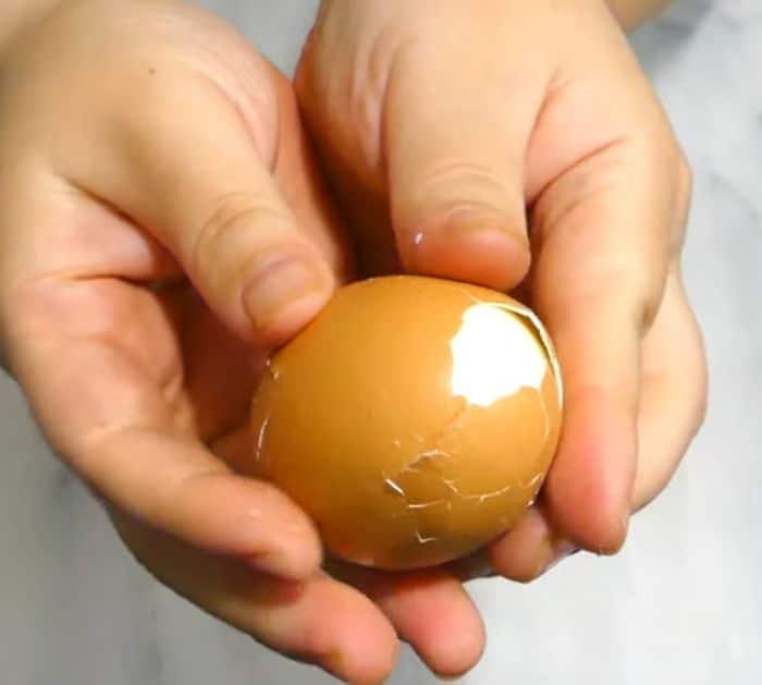 How to Peel Soft Boiled Eggs Without A Spoon or Ice Bath