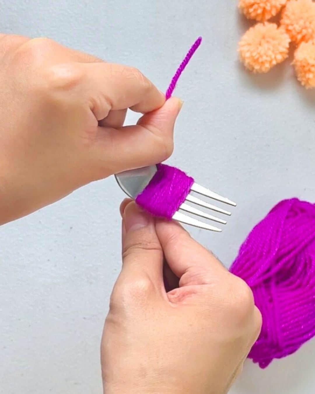 Pom Pom Flowers Fork — yarn pom pom tutorial