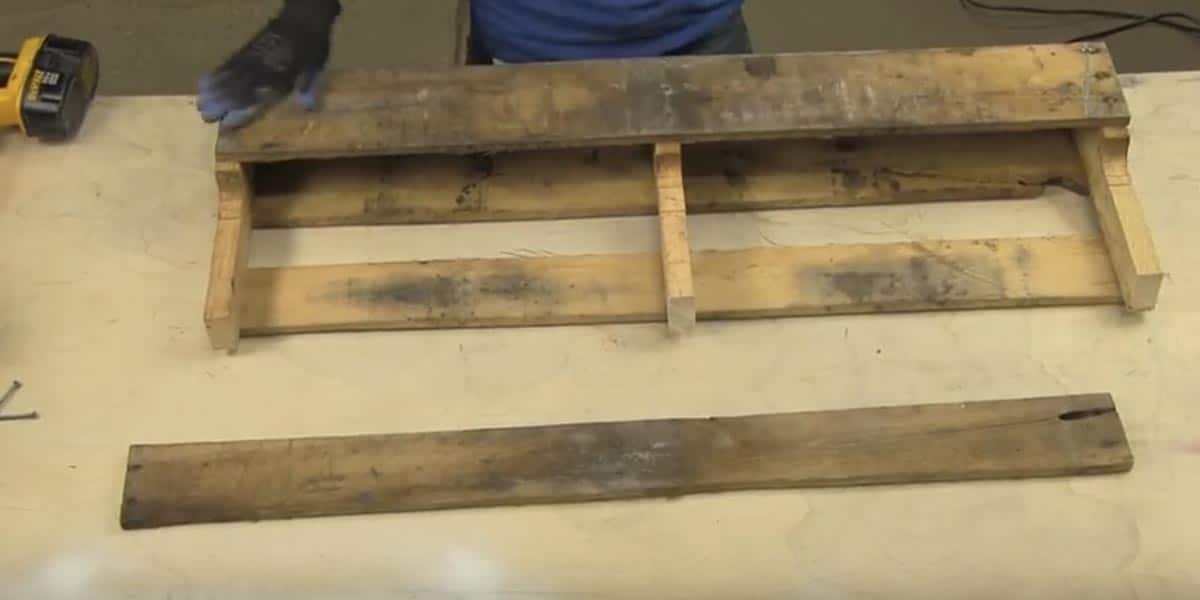 She Picked Up A Pallet On The Side of The Road And Creates Something Really Charming!