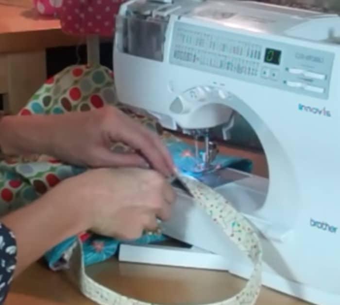 Make a reversible bag with two kinds of contrasting fabric