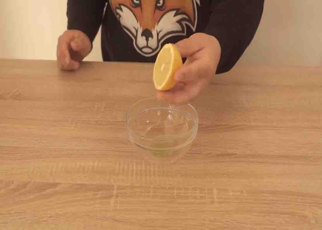 Combining all the ingredients for the solution to remove stains from your clothes