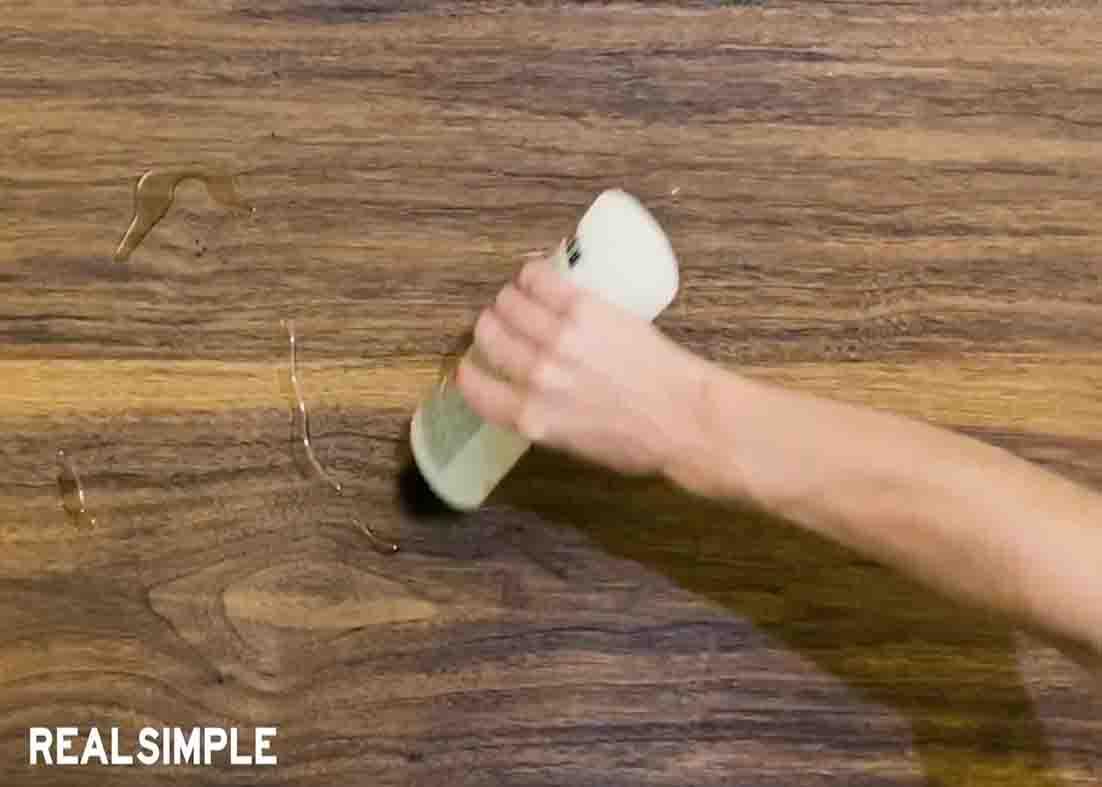 Applying oil on the surface of the wood furniture