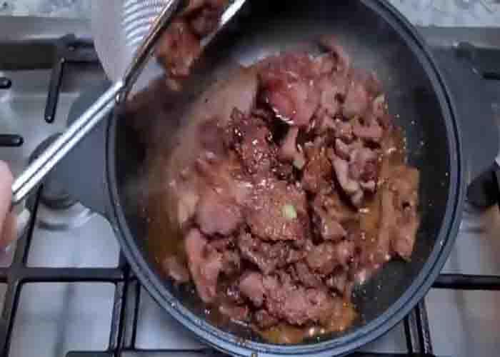 Stir frying the beef and onions