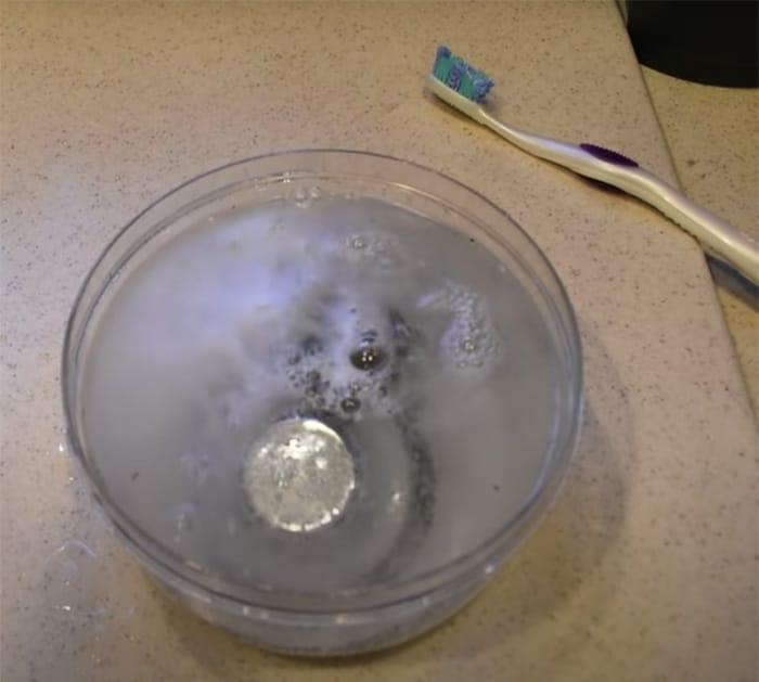 clean sink with vinegar and baking soda