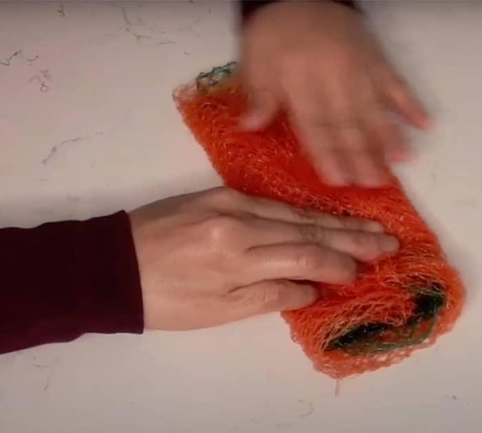 how to make diy scrubber out of mesh bags