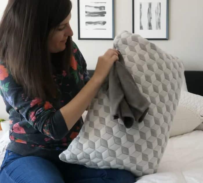 How to hand clean pillow