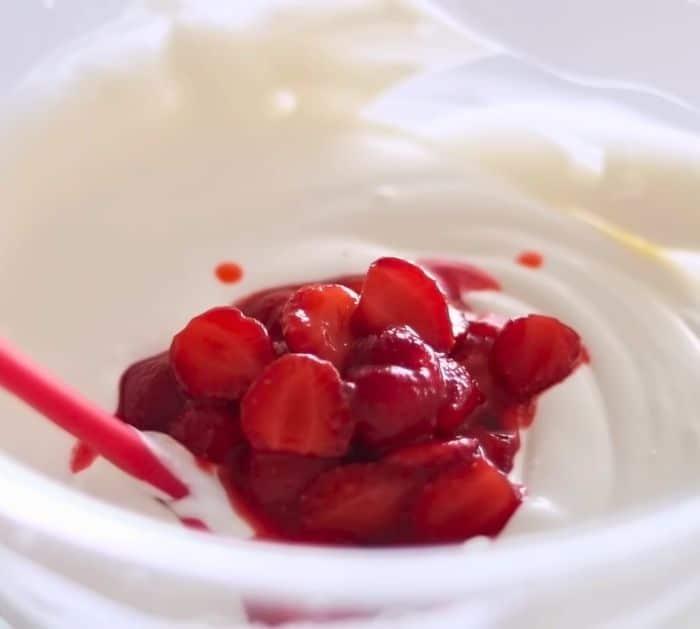 No-Oven Strawberry Tiramisu in 10 Minutes Recipe