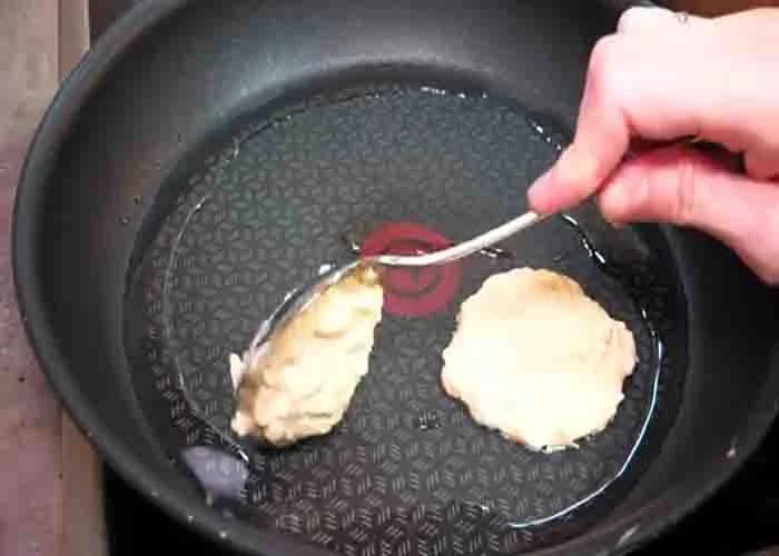 Cooking the apple pancakes