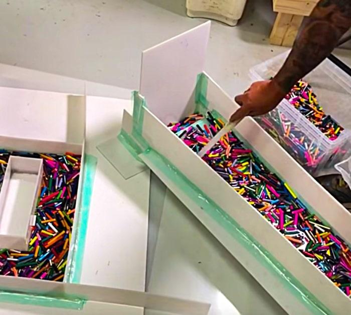 How to Make A DIY Desk With Colored Pencils - Cool DIY Office Furniture