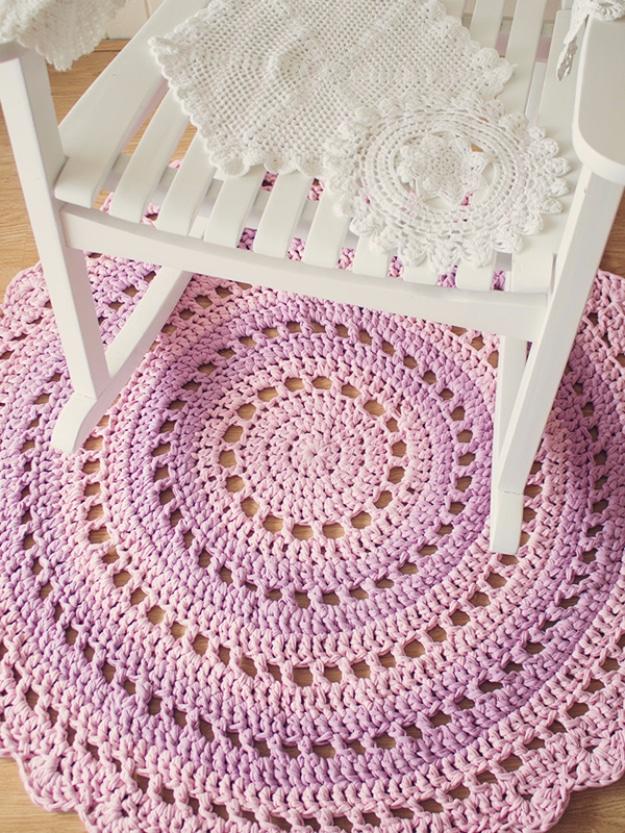 Gorgeous Mandala Floor Rug, a DIY rug idea, simple enough for a weekend project and simple to pull off