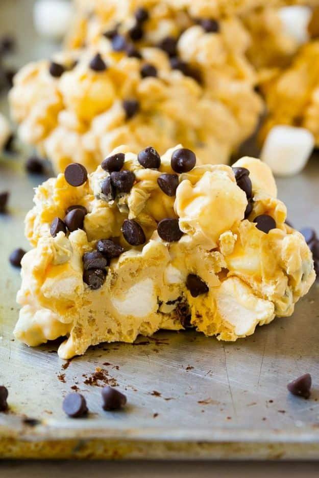No bake avalanche cookies, white chocolate rice krispie and marshmallow clusters topped with chocolate chips