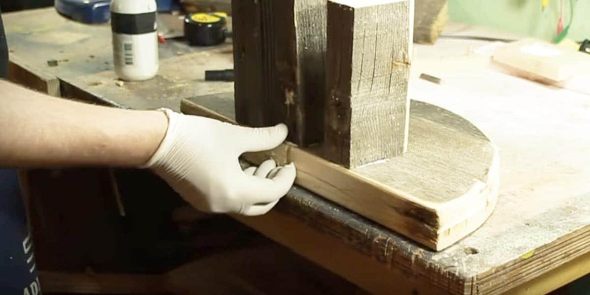 He Cuts Some Pallet Wood And Makes Something Very Useful To ALL Of Us! (FREE!)…