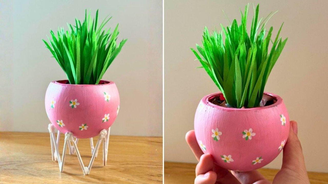 Upcycled DIY Light Bulb Mini Planter Tutorial — easy step-by-step DIY tutorial.