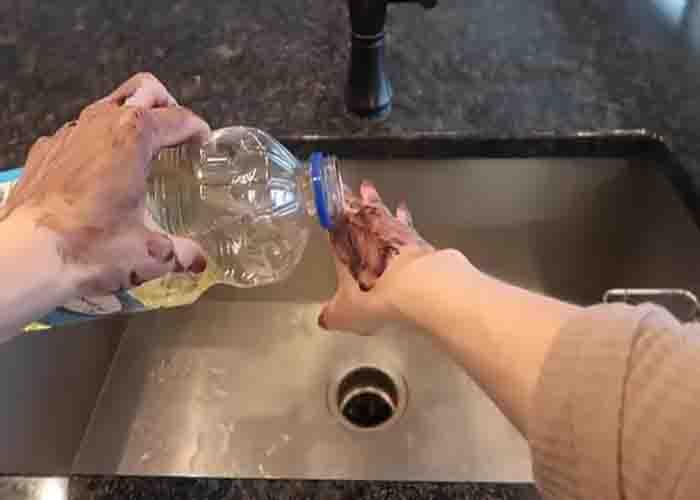 Removing grease from hands using vegetable oil