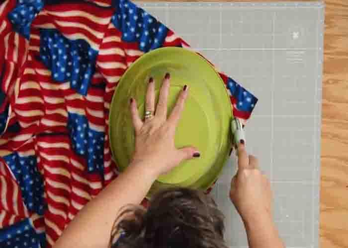 Rounding the corners of the fleece fabric
