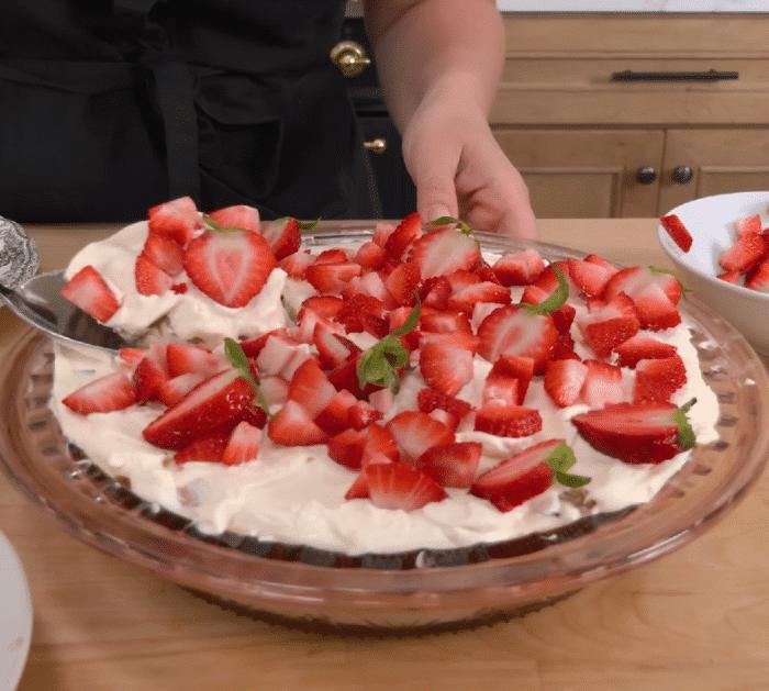 Easy No-Bake Strawberry Icebox Cake Recipe