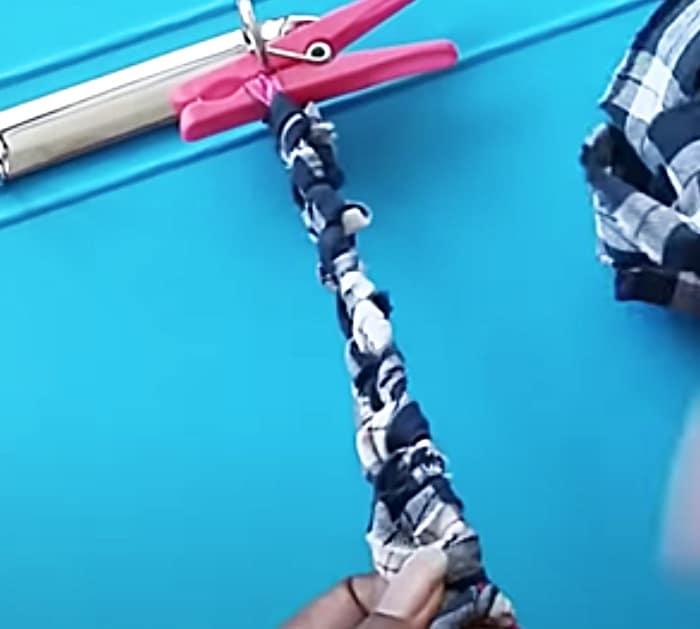 Use A Double Duvet Cover To Make An Amish Toothbrush Knot Rug