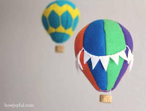 Wine Cork Crafts for Kids Room Decor - DIY Wine Cork Hot Air Balloon Mobile - DIY Projects & Crafts by Sueeye #crafts