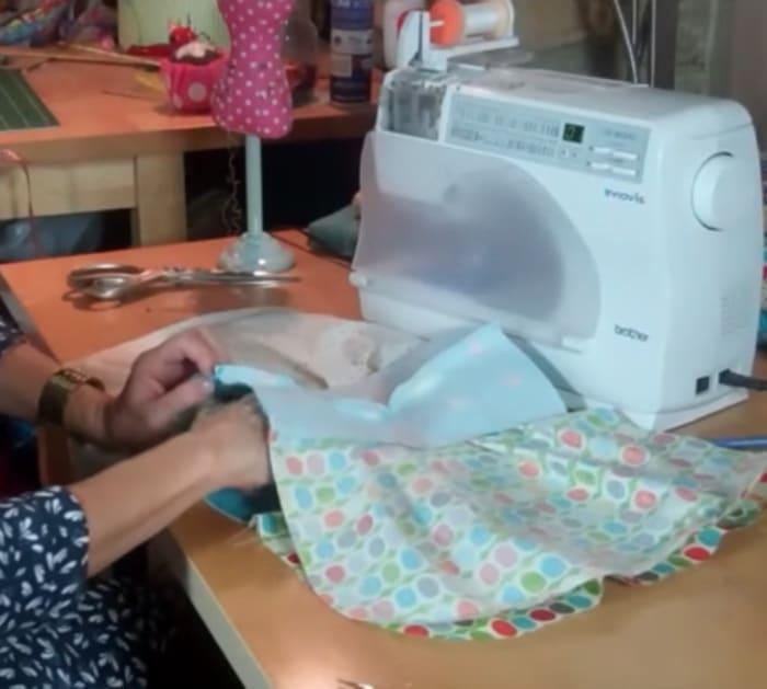 Make a reversible bag with two kinds of contrasting fabric