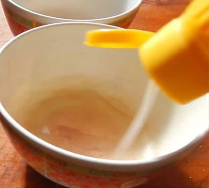 What You Need to Remove Stains From Plastic Dishes