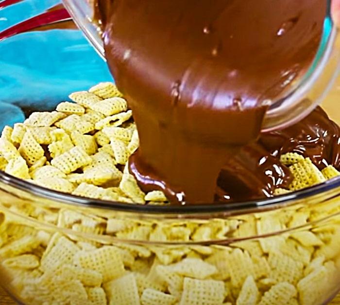 Chex Mix Snack -Holiday Puppy Chow - Easy Recipe Puppy Chow