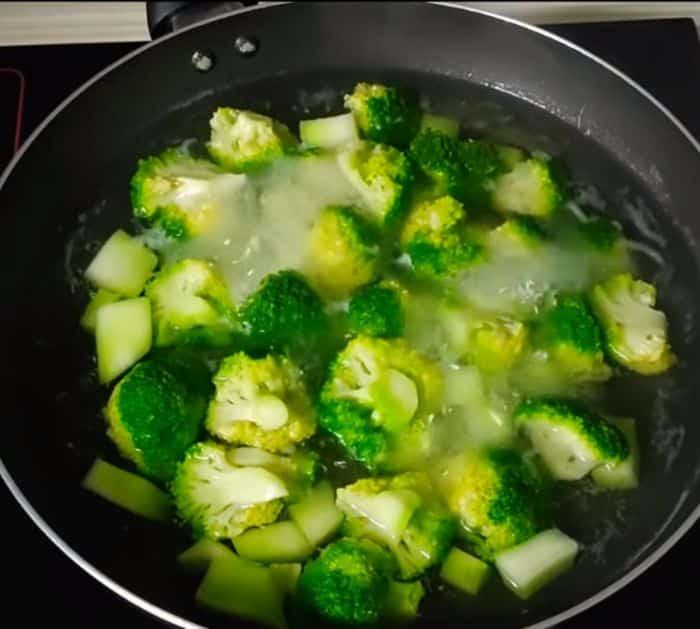 Easy Broccoli Mushroom in Garlic Sauce Recipe Ingredients