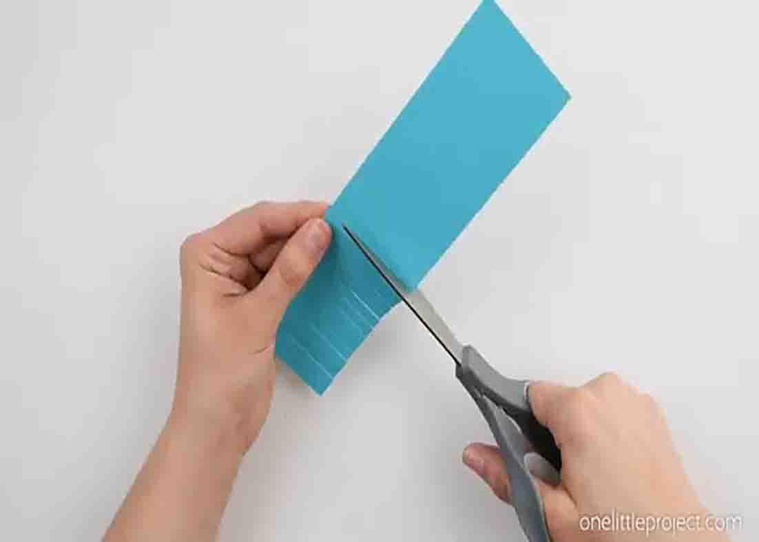 Snipping strip on the paper for the paper hyacinth