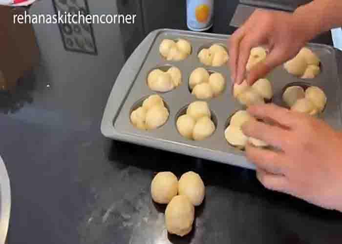 Making the cloverleaf breadrolls