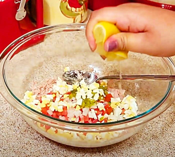 Add Freshly Squeezed Lemon Juice To A Healthy Tuna Salad