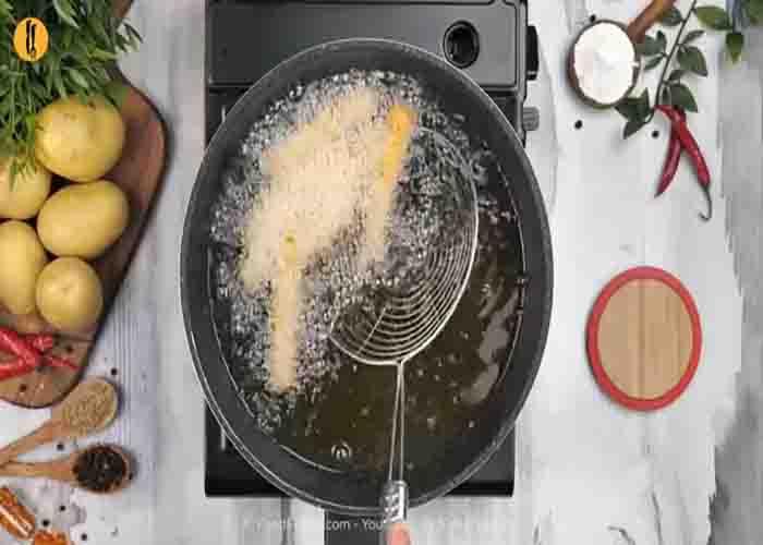 Frying the potato sticks