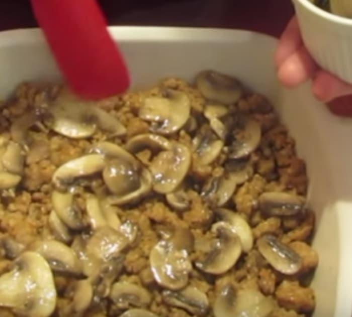 Make a low carb no crust pizza casserole