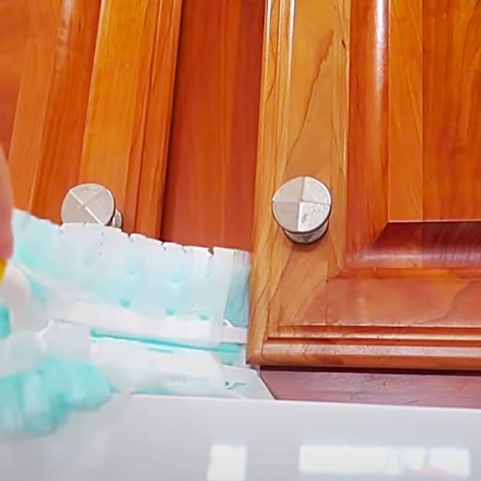 How To Clean Grease Off Of Cabinets - Cleaning Hacks - Kitchen Hacks - Tips For Cleaning Your Kitchen
