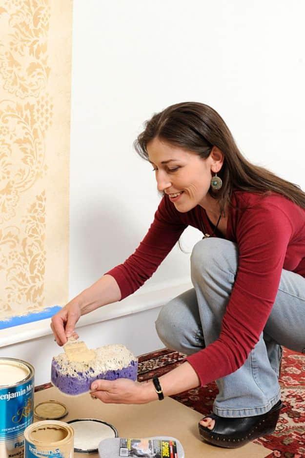DIY Faux Finishes for Walls - Simple Sponging Faux Finish Technique - Step by Step Tutorials for Do It Yourself Faux Finish Wall Textures - Rustic, Colour, Tuscan Style, Simple Met