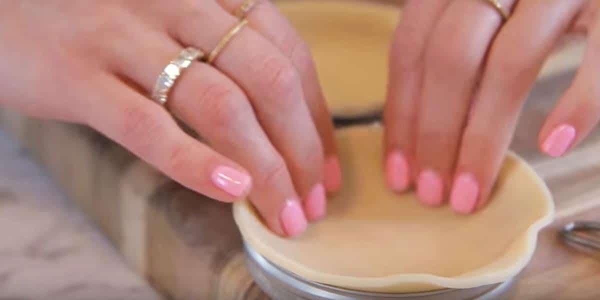 After Putting Pie Crust In A Mason Jar Lid What She Does Next Makes A Quick And Convenient Treat!