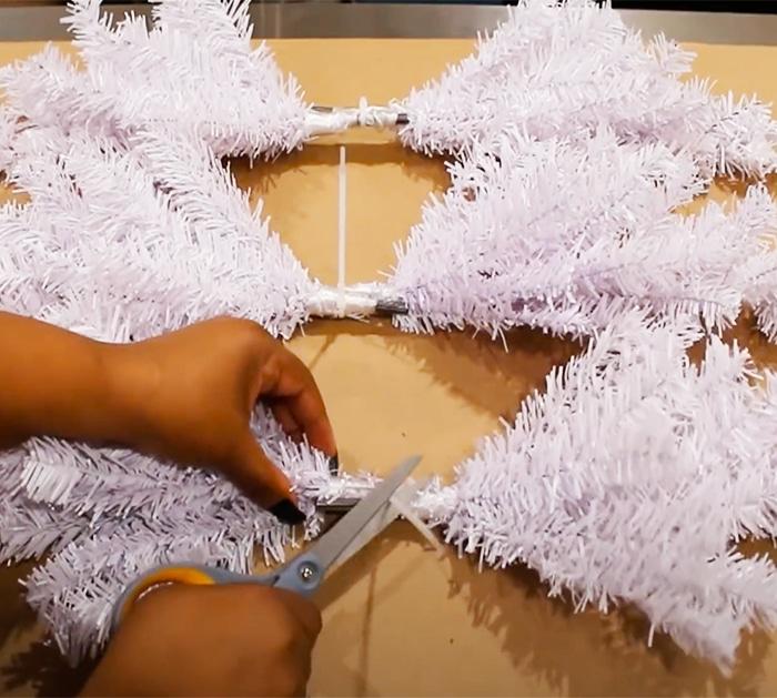 DIY Snowflake Wreath -DIY Wreath - DIY Wreath Projects