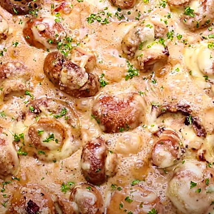 Easy Mushroom Recipe - Creamy Mushrooms With Bacon Recipe - Quick Meal Ideas