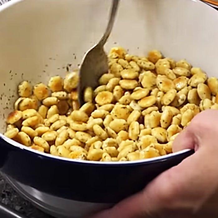 Oyster Cracker Snack Recipe - Crouton Recipe - Easy Snack Ideas