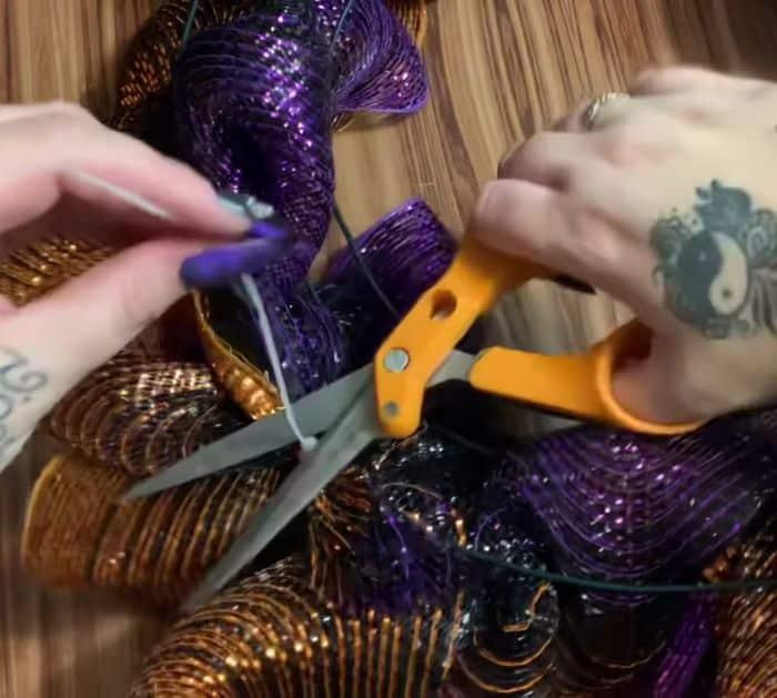 How To Make A DIY Halloween Pull-Through Wreath