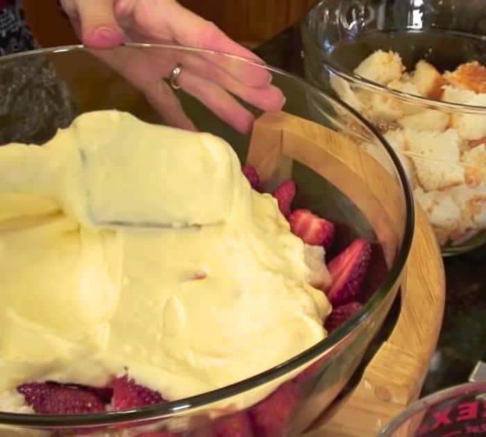 How to Make Strawberry Trifle (1)