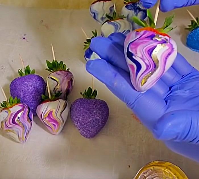 Make marbleized Strawberries this Valentines Day