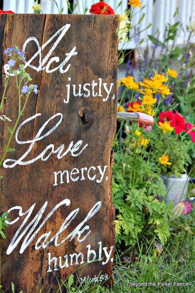 How to Letter a Pallet Sign Without the Machine, a rustic DIY pallet sign idea for the home and it looks great in person