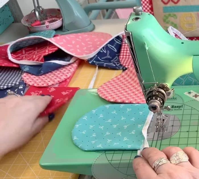 How to Sew Scalloped Bunting