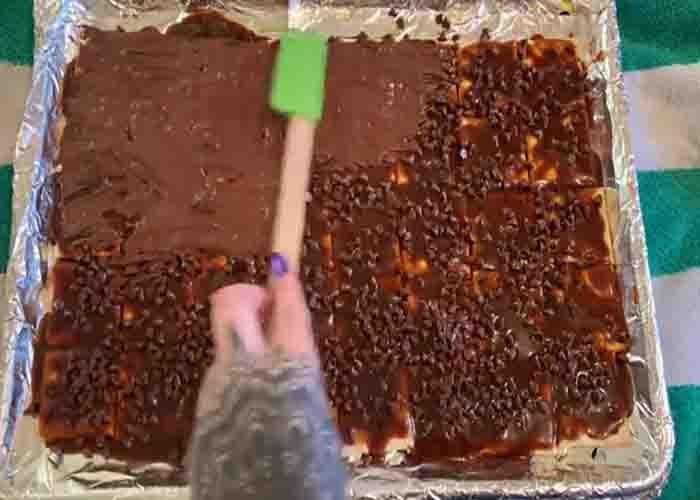 Spreading the chocolate over the Christmas dessert crack