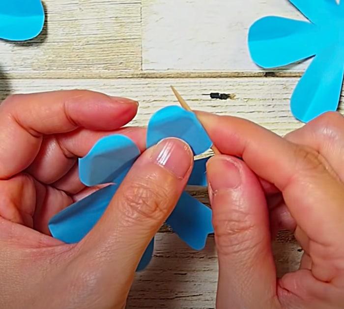 Make Beautiful Roses Cheaply With Paper