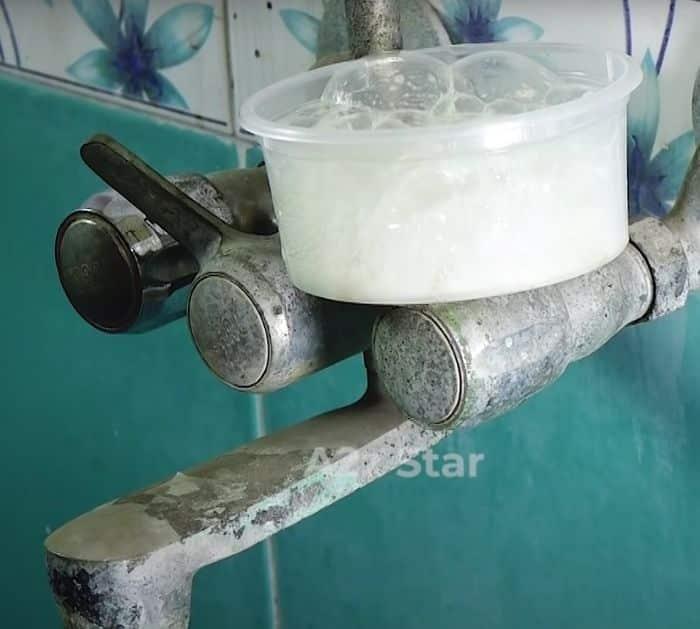 Easy And Cheap Bathroom Cleaning Hack