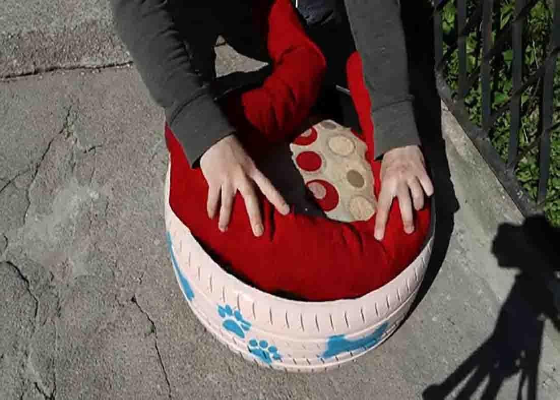 Assembling the DIY pet bed using an old tire